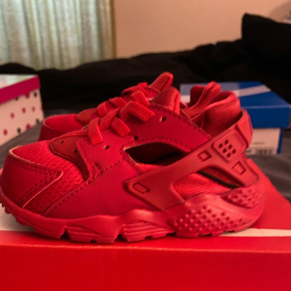 Nike Huarache Triple Red